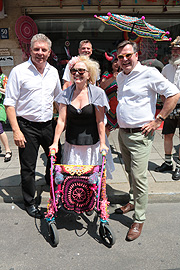 CSD 2015 Mit dabei: OB Dieter Reiter (l.) und Bürgermeister Joasef Schmidt (re.), hier mit Veromica v. Quast vor Petra Perles "Die Wlle" in der Müllerstraße (Foto. Martin Schmitz)